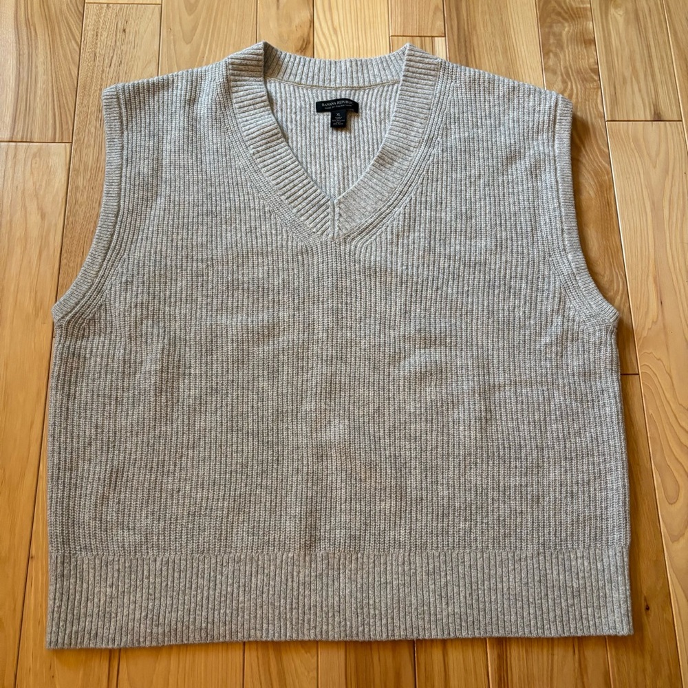 Banana Republic Modern Sweater Vest Pale Gray Made of Italian Yarn